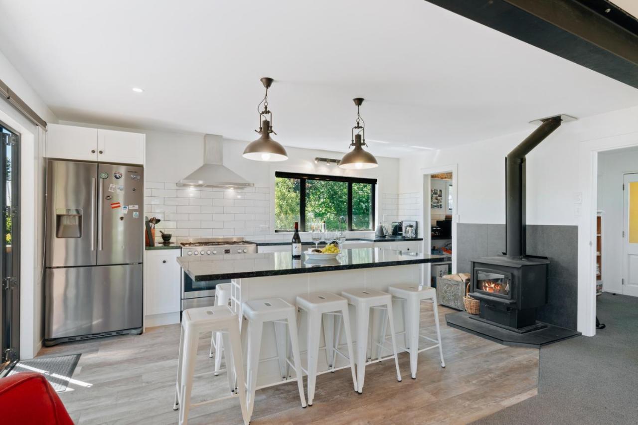 Views On Parry - Lake Hawea Holiday Home Exterior photo