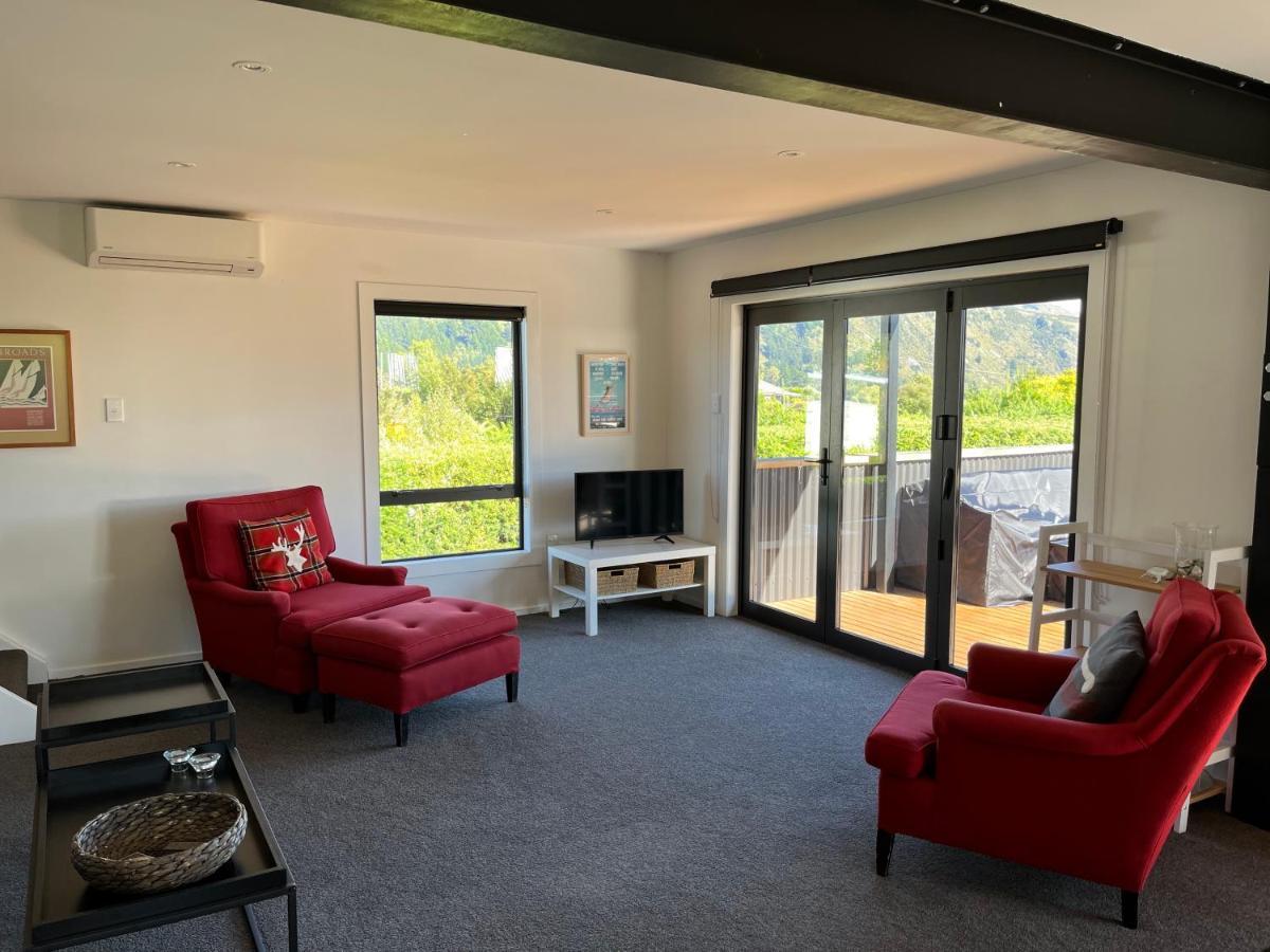 Views On Parry - Lake Hawea Holiday Home Exterior photo
